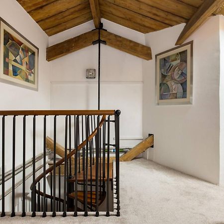 Wild Roses Serviced Apartments - Excel Warehouse 2 Лондон Екстериор снимка