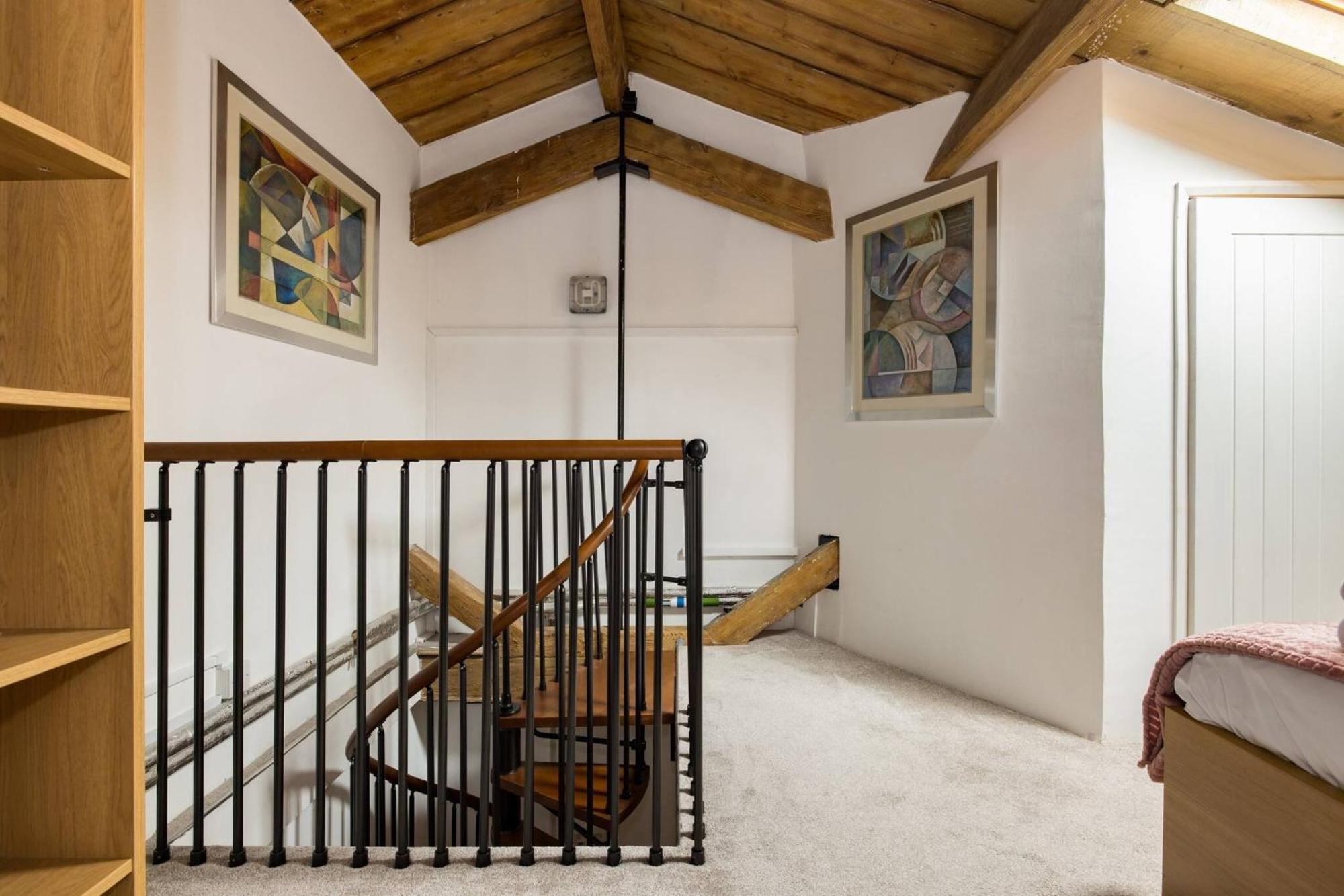 Wild Roses Serviced Apartments - Excel Warehouse 2 Лондон Екстериор снимка