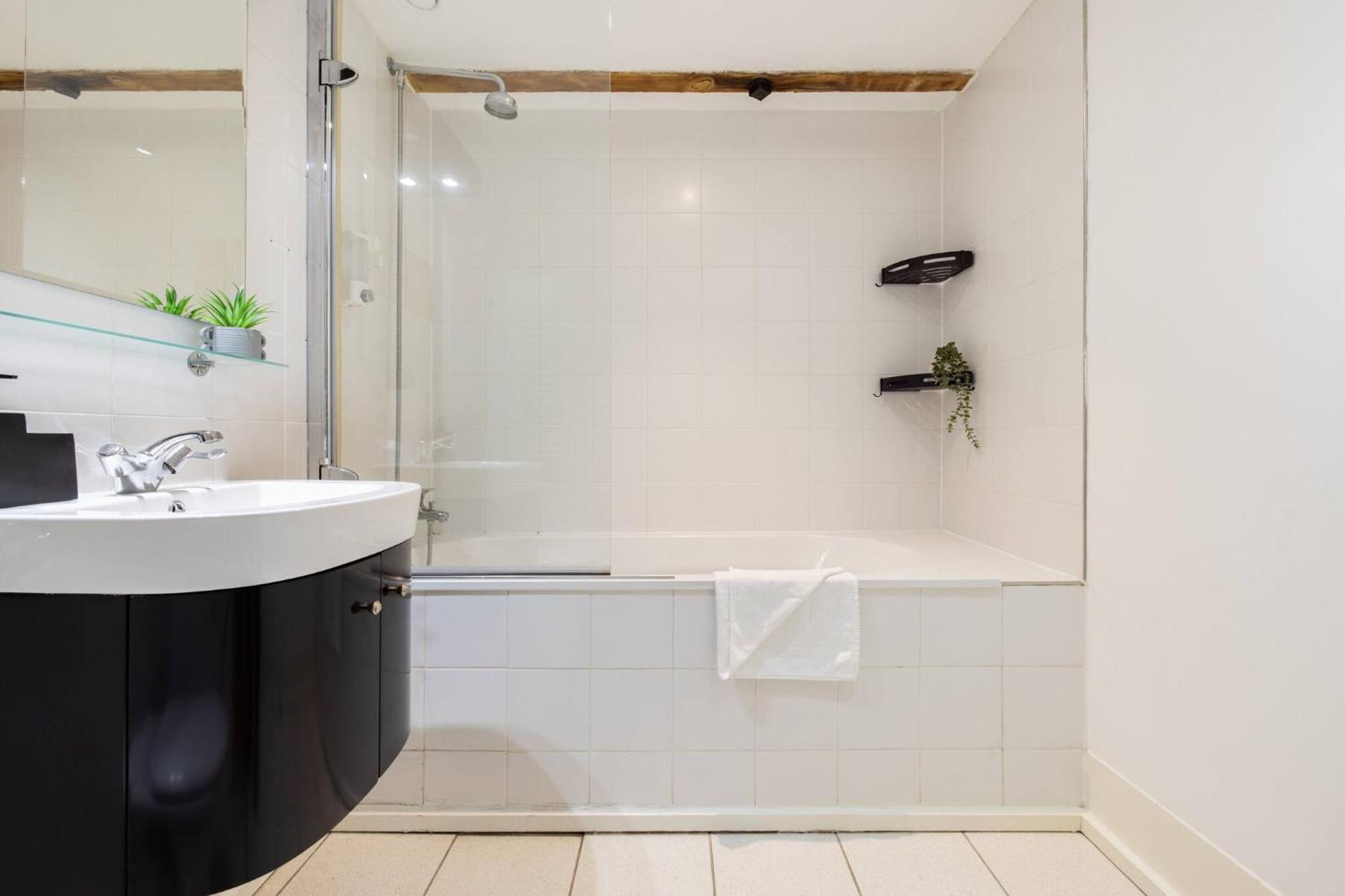 Wild Roses Serviced Apartments - Excel Warehouse 2 Лондон Екстериор снимка