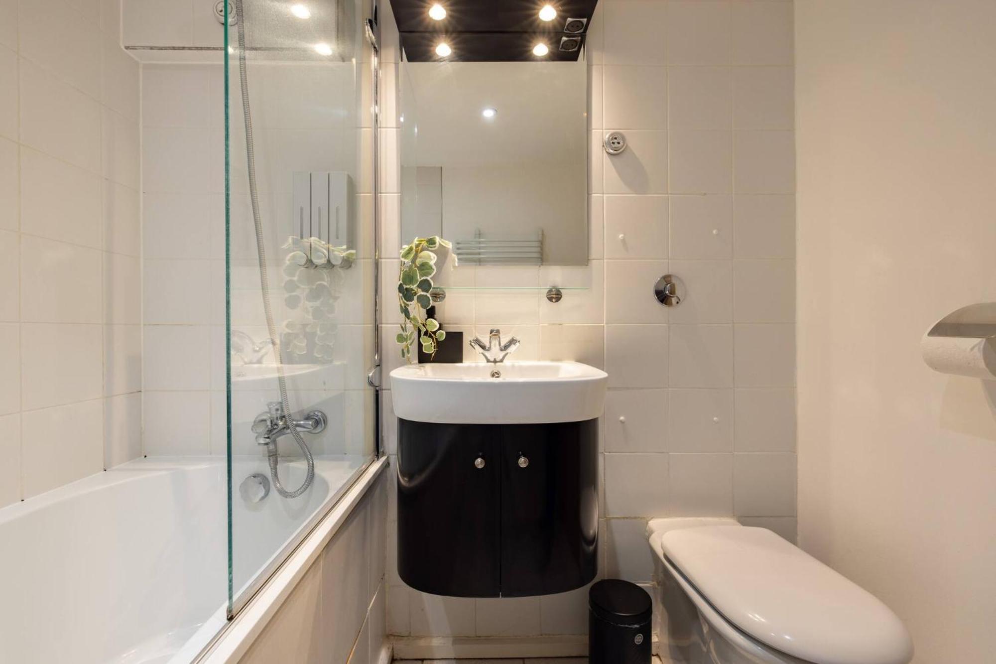 Wild Roses Serviced Apartments - Excel Warehouse 2 Лондон Екстериор снимка