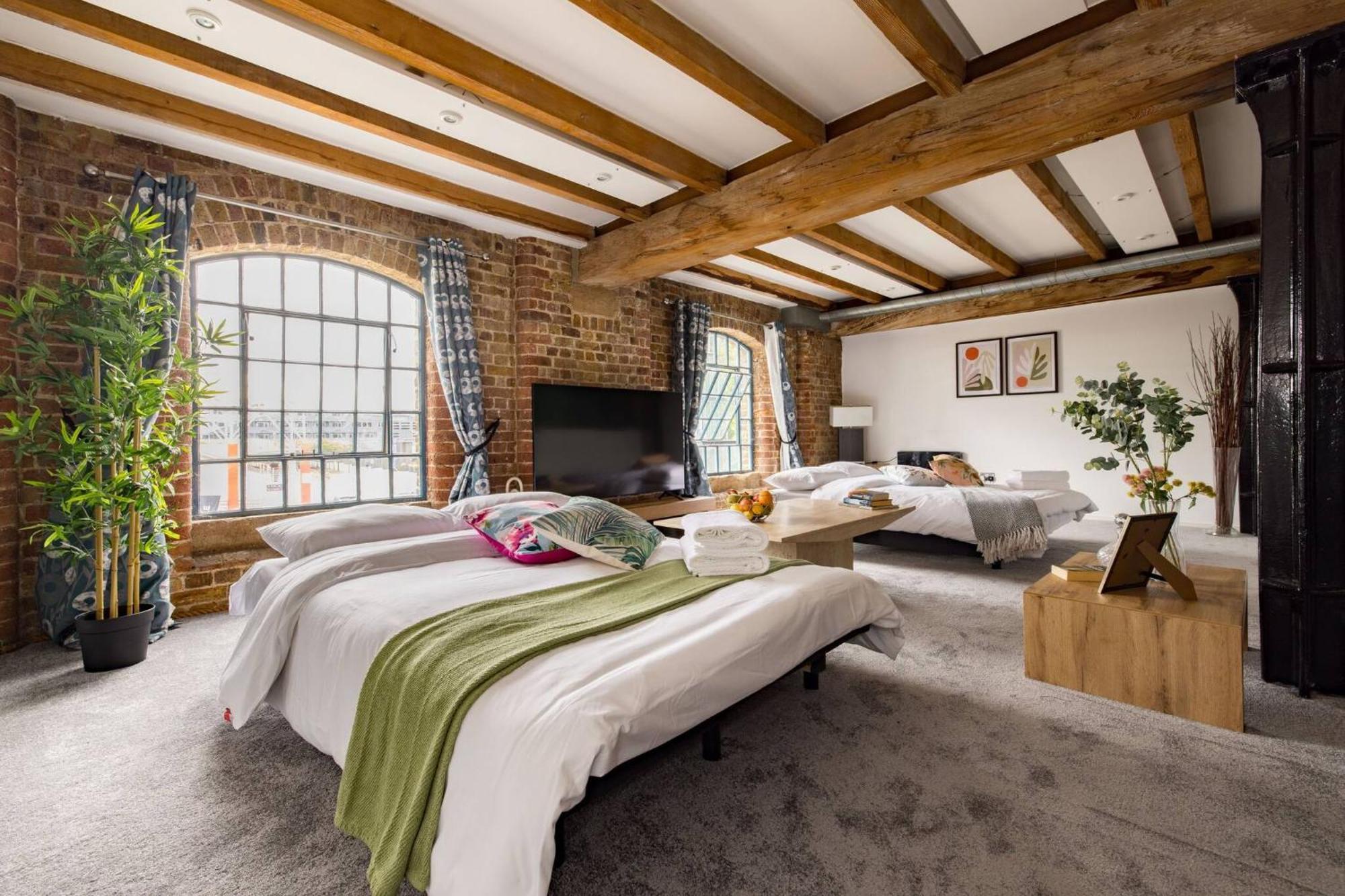 Wild Roses Serviced Apartments - Excel Warehouse 2 Лондон Екстериор снимка