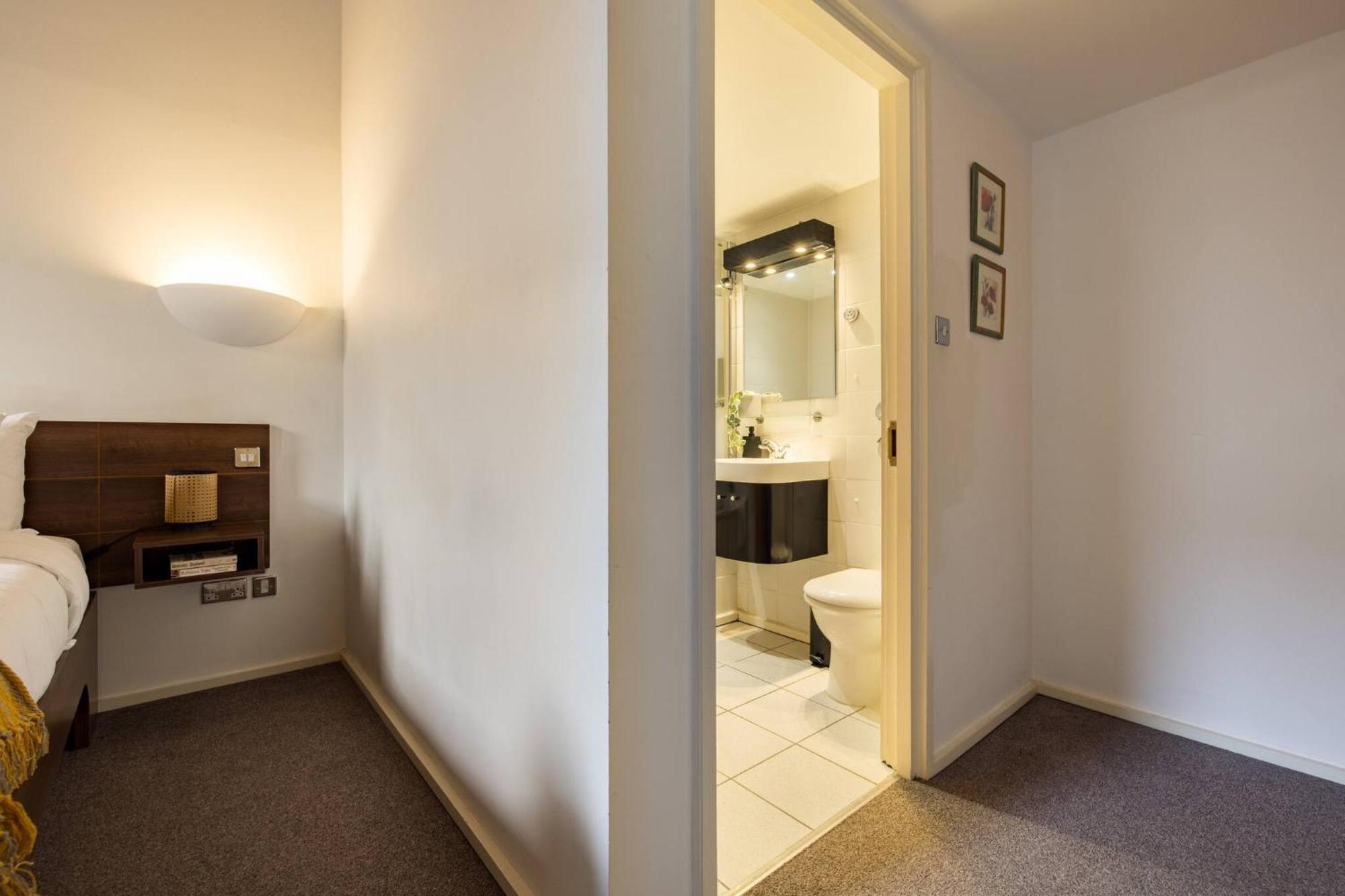 Wild Roses Serviced Apartments - Excel Warehouse 2 Лондон Екстериор снимка