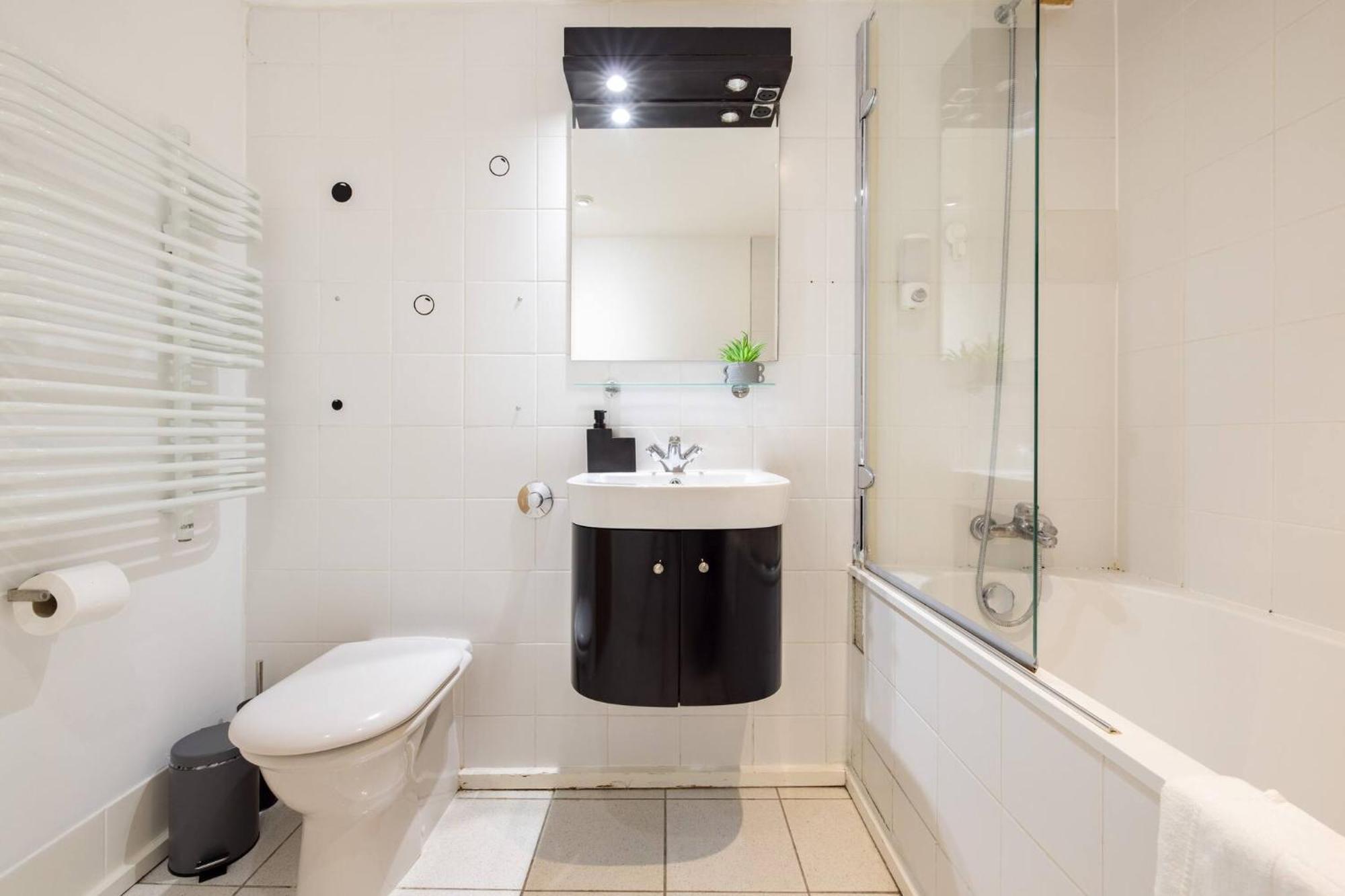 Wild Roses Serviced Apartments - Excel Warehouse 2 Лондон Екстериор снимка